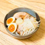 モヤシ炙りチャーシュー丼(チャーシュー3枚、味玉1個、にんにく、もやし)（ご褒美チャーシュー丼 ぶた丸）