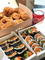 フライドチキン6個 &キムチのり巻き(韓国料理 トンマッコル 上野店)