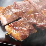 炙り牛カルビ串 2本(きてや 新宿店)