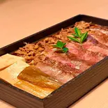 黒毛和牛サーロインステーキ、すき焼き合い盛り重（熟成焼肉えいき）