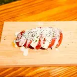 トマトとモッツアレラのカプレーゼ（パーフェクトビアキッチン上板橋）