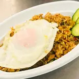 ガパオ炒飯( 鶏肉)+目玉焼き ข้าวกะเพราไก่คลุก+ไข่ดาว(PINTO)