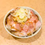 マヨガーリックレアチャーシュー丼（一麺天に通ず）
