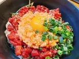 間違いなし!【サーモン&桜ユッケ丼】※写真の温玉はトッピングでお選びください。(馬肉特急【ウマキチ】都立家政店)