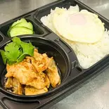 カオムー ガティアム(豚肉のニンニク炒め)+ご飯+目玉焼きข้าวหมูกระเทียมพริกไทย+ไข่ดาว(PINTO)