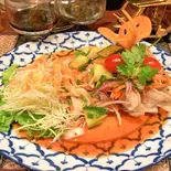 【ヘルシーたんぱく質】鶏肉のスパイシーサラダ ヤムガイ ยำไก่(スマイルタイランド千歳烏山店)