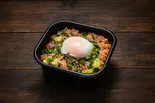 温玉とマグロとサーモンポキ丼（おおぞら丼丸東四つ木店）