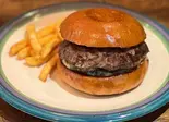 227gハーフポンドバーガー227gHAMBURGER フレンチフライSサイズ付き With French fries S size（BURGERLION MEAT CRUSADERS）