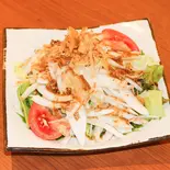 彩りオニオンスライスサラダ（満洲園 餃子酒場）