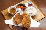 10種スパイスの巨大フライドチキン定食(2本)（早稲田モンスターズ キッチン）