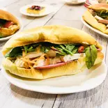 525合コン盛り合わせサンド bánh mỳ thập cẩm（525 Banh my サンドイッチ＆coffee専門店）