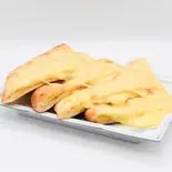 チーズナン(Cheese Naan)(OM Restaurant and bar)
