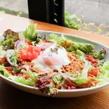 【まろやか×スパイシー】温玉のせタコライス（10°CAFE 高田馬場店）