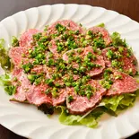 黒毛和牛のたたき(四季旬彩 料理人が魅せる神田和食店 桃源郷)