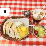 Bセット(アイスコーヒー、サンドイッチ、サラダ、フルーツ)（SAD CAFE）