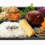 ハンバーグと日替わりおばんざい7品つきお弁当（KAWAKENキッチン）