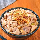 オニオンガーリック焼き豚丼並(お肉200g) Onion Garlic Grilled Pork Rice Bowl (M, 200g Meat)（激盛り豚丼 メガトン 江古田店）