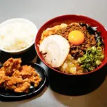【超極み】チャーシュー1枚のせ台湾まぜそば カラアゲ(3個)ごはん(150g)セット(【超美味でも980円】まぜぬなら まぜてみせよう まぜ麺屋 堺店)