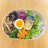 【新メニュー】サバの照焼きと飛騨牛すき煮弁当(toto vege トトベジ)