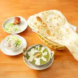 ほうれん草チキンカレーとナンセット(サラダ、チキンティッカ)（ニュー マリカ）