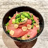 ローストビーフ丼（肉酒場にゃぶ）