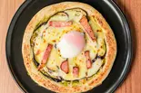 メランザーネ 温泉玉子添え（元祖 壁の穴 曳舟店）