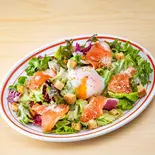 スモークサーモン&温泉卵シーザーサラダ(洋洋冰室 吉祥寺店)