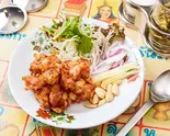 แหนมเอ็นไก่ทอด 東北名物・酸味軟骨揚げ Issan-Style Fried Sour Chicken Cartilage(バンコックポニー食堂 岩本町店)