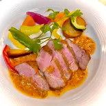 スペイン産イベリコ豚のステーキ 粒マスタード風味の白ワインソース（レストラン ラ・セゾン）