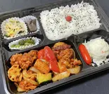 【新商品】彩り野菜と鶏唐の旨辛あん弁当(みそ汁付)(歌舞伎町の台所 かど平 × ホルモン焼 幸永)