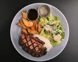 227gハーフポンド 直火焼きビーフ厚切りベーコンチェダーチーズビーフハンバーグステーキ（BURGERLION UTSUBO A GOGO）