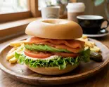 スモークサーモンと濃厚クリームチーズのベーグルサンド Smoked salmon and rich cream cheese bagel sandwich（【ニューヨーカーズベーグル】BB Monster）