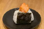 農家のおにぎり(鮭) 1個（日本一こだわり卵のオムライス 心斎橋店）