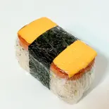 雑穀米 チェダーチーズ スパむす(1個) 16-grain rice Cheddar cheese spam rice ball(one)（ポキ丼キッチン）