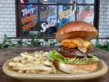 フライドカマンベールバーガー【FRIED COPMEMBERT CHEESE BURGER】（創業21年プレミアムバーガーの店 UNCHAIN DINER）