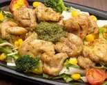 たっぷり野菜と鶏モモ肉のバジルソース（高タンパク＆低カロリーの肉料理専門店KikuNiku）