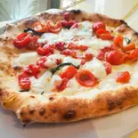 【当店人気NO.2】D・O・C～イタリア・プーリア州水牛モッツァレラと足柄山口トマトのピッツァ（Pizzeria Regista）