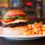 ベーコンエッグバーガーセット（FLASHBACK CAFE）