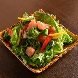 サーモンごろごろサラダ（酒と肴 めから鱗）