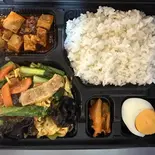卵と豚肉、きくらげ弁当(香港餃子酒場 下北沢店)