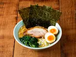 味玉ラーメン(チャーシュー1枚・薬味ネギ・ホウレン草・ノリ3枚・味玉1個)（横浜家系ラーメン 松壱家）
