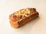 クロワッサンソーセージ dupain m（【食べログ百名店】極上食パン x 高加水・低温長時間発酵パン L’Atelier du pain(ラトリエデュパン) 六本木）