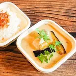 鶏肉とココナッツミルクのグリーンカレー（Cafe POKAPOKA）