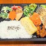 塩さばと日替わりおばんざい7品つき弁当（KAWAKENキッチン）