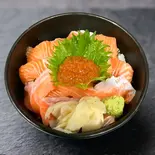 サーモン親子丼 / Salmon ＆ Ikura Rice Bowl（【海鮮丼×焼肉弁当】よろず屋）