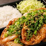 ネギだく・ごま油風味のしょうが焼き弁当140g/Ginger Pork Bowl with Extra Green Onions ＆ Sesame Oil（【ライス大盛り無料】豚しょうが焼き本舗 TONかず 四ツ橋店）