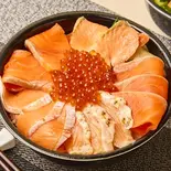 サーモン家族丼（魚丼屋next船橋店）
