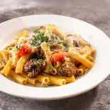 ナポリ風 牛ホホ肉と玉ねぎの煮込みソースのショートパスタ ズィーティ（南イタリア料理 Osteria NORA）