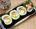 サーモンとアボカドのサラダ巻き(4貫)（神田一番寿司白山店）