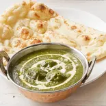 ほうれん草チキンカレーとナン（インド料理ウッタム）